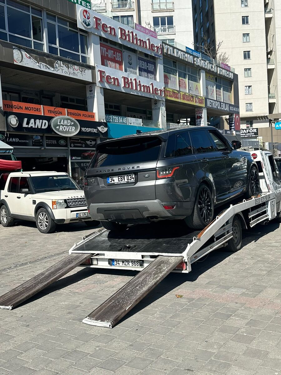 Range Rover çekiciye yükleniyor
