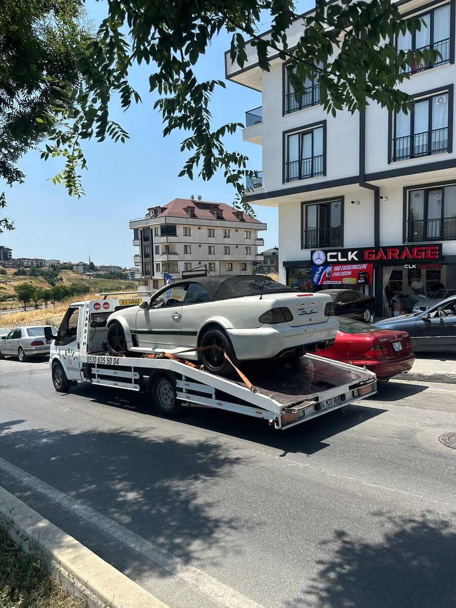 Beyaz cabrio servise taşınıyor